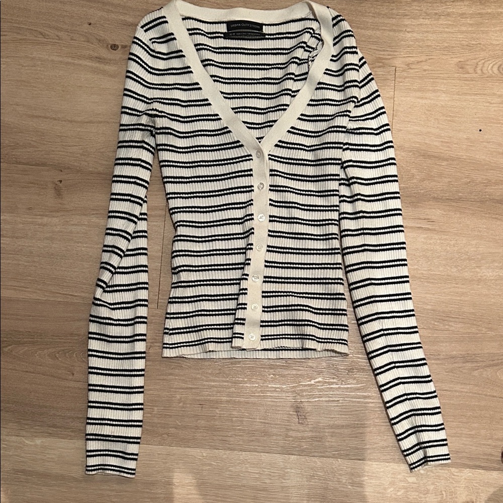 URBAN OUTFITTERS Striped V-Neck Button-Up ribbed shirt